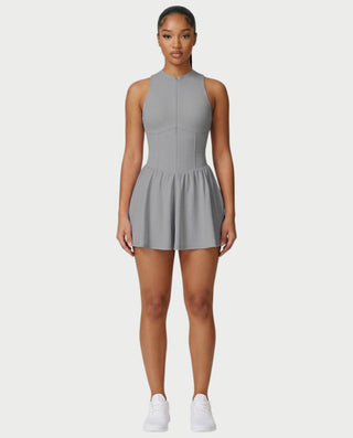 Vestido mini de malla con aberturas y detalle de cadena de JUVIA