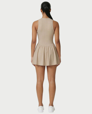 Vestido mini de malla con aberturas y detalle de cadena de JUVIA