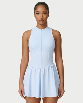 Vestido mini de malla con aberturas y detalle de cadena de JUVIA