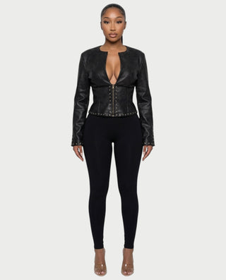 Chaleco corto con hebilla frontal de piel sintética QUELLA