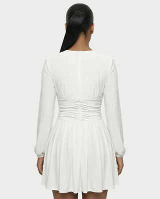 Vestido mini de malla con aberturas y detalle de cadena de JUVIA