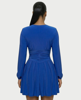 Vestido mini de malla con aberturas y detalle de cadena de JUVIA