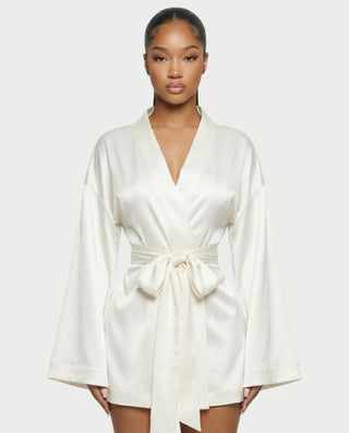 Vestido mini de malla con aberturas y detalle de cadena de JUVIA