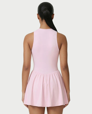 Vestido mini de malla con aberturas y detalle de cadena de JUVIA