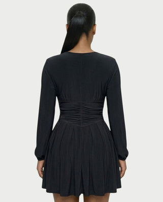 Vestido mini de malla con aberturas y detalle de cadena de JUVIA