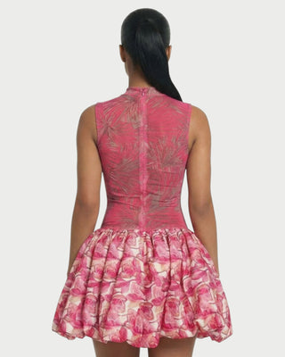 Vestido mini de malla con aberturas y detalle de cadena de JUVIA