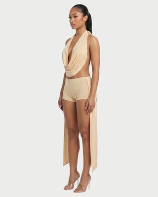 Conjunto de top halter y pantalones cortos con drapeado lateral de AVERILL 