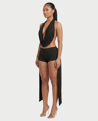Conjunto de top halter y pantalones cortos con drapeado lateral de AVERILL 