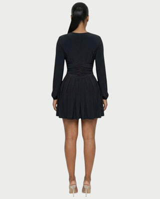 Vestido mini de malla con aberturas y detalle de cadena de JUVIA