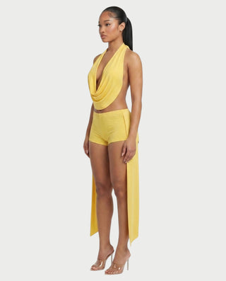 Conjunto de top halter y pantalones cortos con drapeado lateral de AVERILL 
