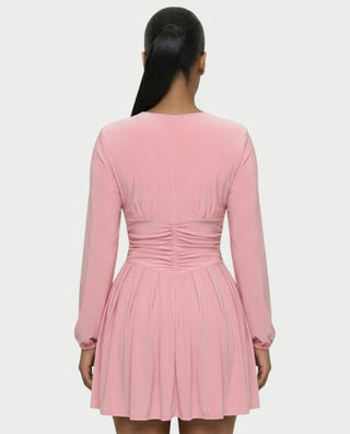 Vestido mini de malla con aberturas y detalle de cadena de JUVIA