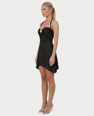Vestido mini de malla con aberturas y detalle de cadena de JUVIA
