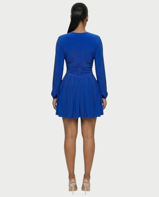 Vestido mini de malla con aberturas y detalle de cadena de JUVIA