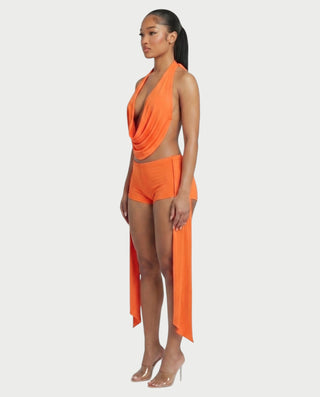 Conjunto de top halter y pantalones cortos con drapeado lateral de AVERILL 