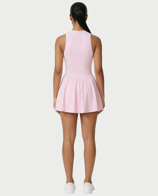 Vestido mini de malla con aberturas y detalle de cadena de JUVIA