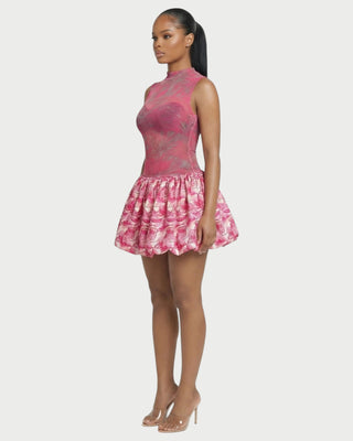 Vestido mini de malla con aberturas y detalle de cadena de JUVIA