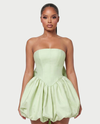 Vestido mini de malla con aberturas y detalle de cadena de JUVIA