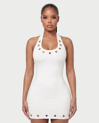 Vestido mini de malla con aberturas y detalle de cadena de JUVIA