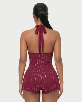 Vestido mini de malla con aberturas y detalle de cadena de JUVIA