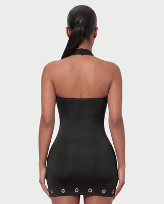 Vestido mini de malla con aberturas y detalle de cadena de JUVIA
