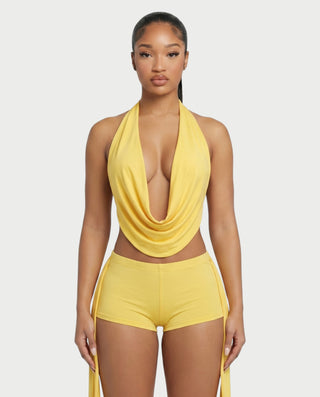 Conjunto de top halter y pantalones cortos con drapeado lateral de AVERILL 