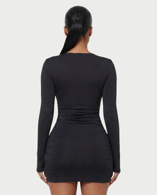 Vestido mini de malla con aberturas y detalle de cadena de JUVIA