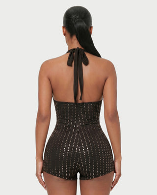 Vestido mini de malla con aberturas y detalle de cadena de JUVIA