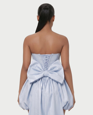 Vestido mini de malla con aberturas y detalle de cadena de JUVIA
