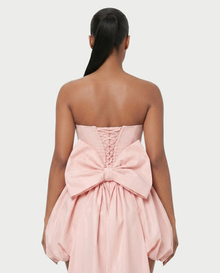 Vestido mini de malla con aberturas y detalle de cadena de JUVIA