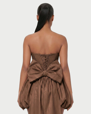 Vestido mini de malla con aberturas y detalle de cadena de JUVIA