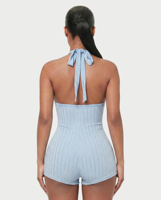 Vestido mini de malla con aberturas y detalle de cadena de JUVIA