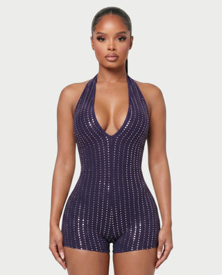 Vestido mini de malla con aberturas y detalle de cadena de JUVIA