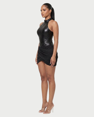 Vestido mini de malla con aberturas y detalle de cadena de JUVIA
