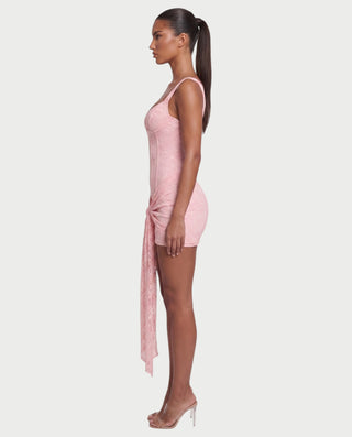 Vestido mini de malla con aberturas y detalle de cadena de JUVIA