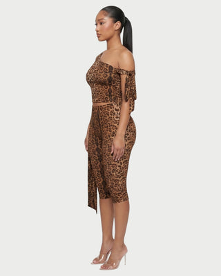 Conjunto de top corto con lazo de un solo hombro y pantalón capri BEYA