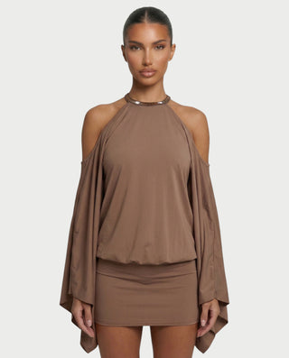 Vestido mini de malla con aberturas y detalle de cadena de JUVIA