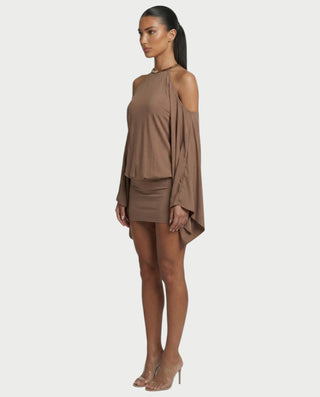 Vestido mini de malla con aberturas y detalle de cadena de JUVIA