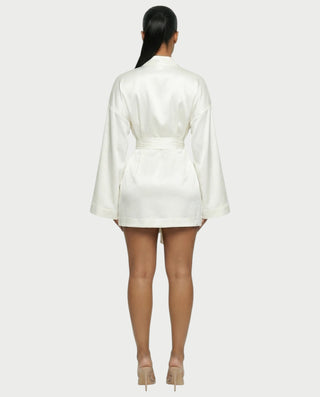 Vestido mini de malla con aberturas y detalle de cadena de JUVIA
