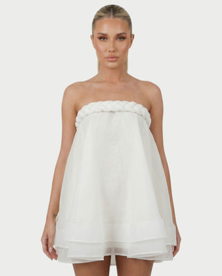 Vestido mini de malla con aberturas y detalle de cadena de JUVIA