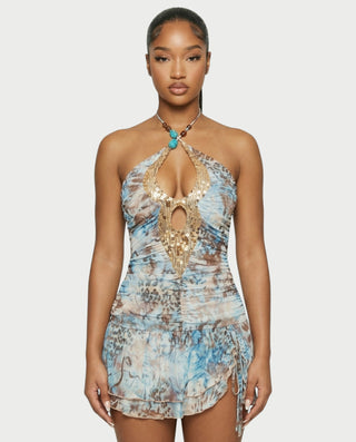 Vestido mini de malla con aberturas y detalle de cadena de JUVIA