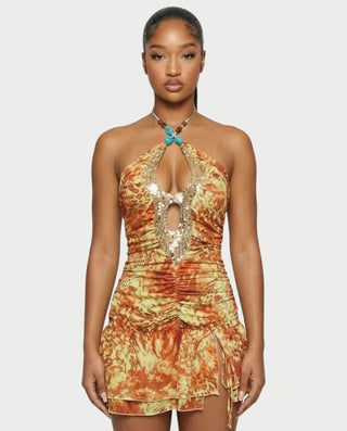 Vestido mini de malla con aberturas y detalle de cadena de JUVIA