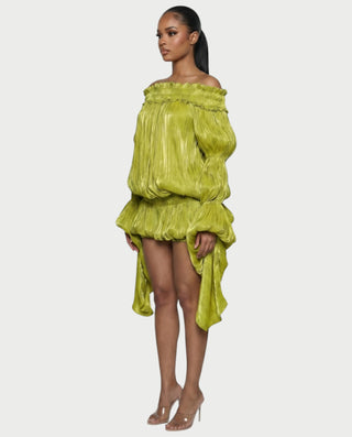 Vestido mini de malla con aberturas y detalle de cadena de JUVIA
