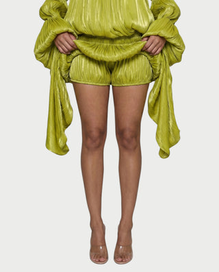 Vestido mini de malla con aberturas y detalle de cadena de JUVIA