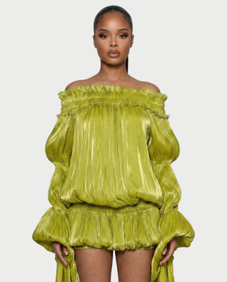 Vestido mini de malla con aberturas y detalle de cadena de JUVIA