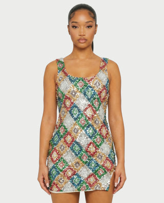 Vestido mini de malla con aberturas y detalle de cadena de JUVIA