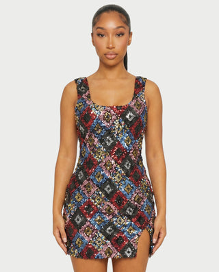 Vestido mini de malla con aberturas y detalle de cadena de JUVIA