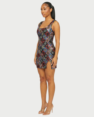 Vestido mini de malla con aberturas y detalle de cadena de JUVIA