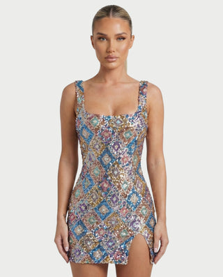 Vestido mini de malla con aberturas y detalle de cadena de JUVIA