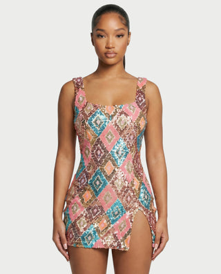Vestido mini de malla con aberturas y detalle de cadena de JUVIA