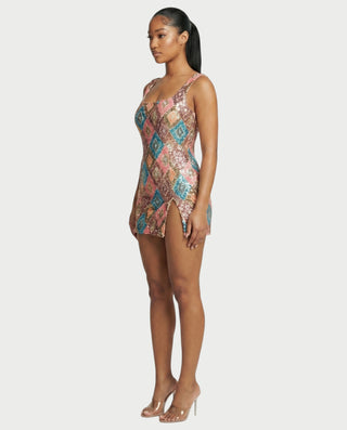 Vestido mini de malla con aberturas y detalle de cadena de JUVIA